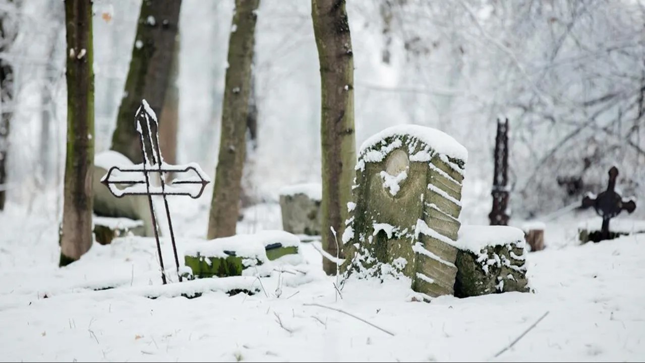 особенности установки памятника на кладбище зимой