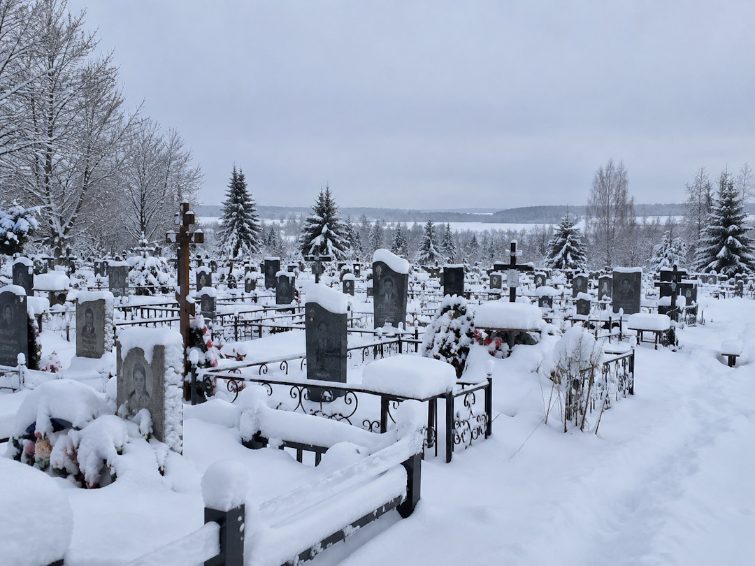 установка памятника зимой